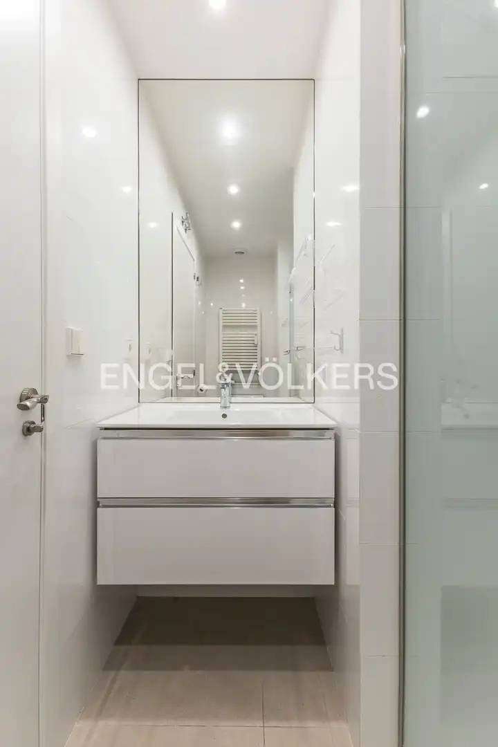 Bathroom of Apartments for sale in Madrid  with Air Conditioner, Heating and Furnished