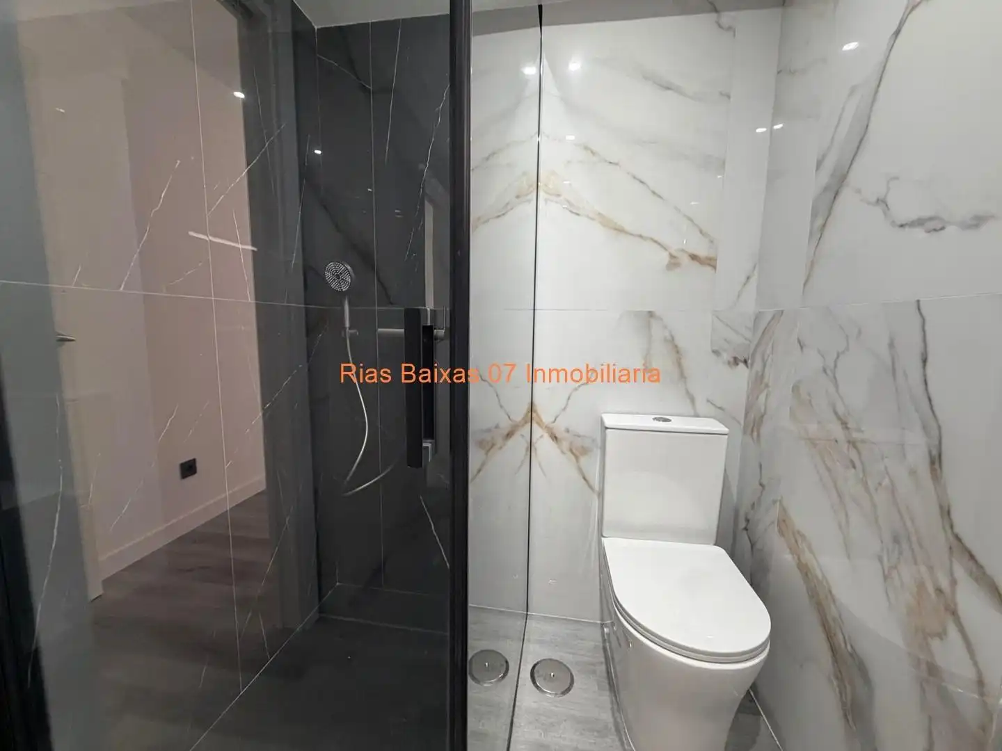 Baño de Piso en venta en Vigo  con Calefacción, Terraza y Trastero