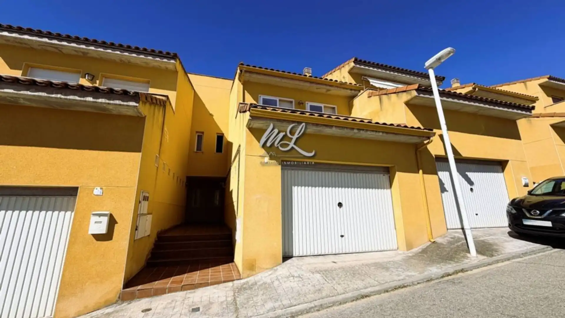 Vista exterior de Casa adosada en venda en  Toledo Capital amb Calefacció, Jardí privat i Terrassa