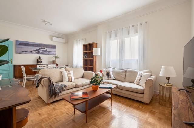 Piso en Alquiler en Calle de Moratín en Cortes - Huertas