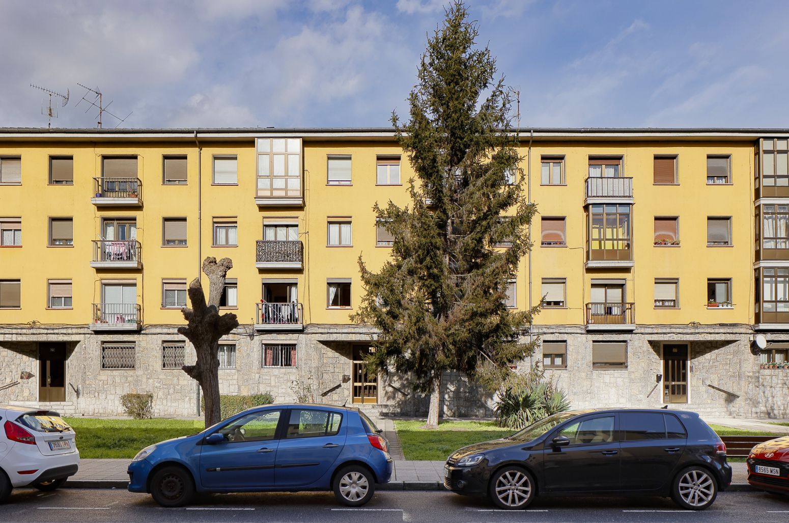 Vista exterior de Piso en venta en Oviedo  con Calefacción