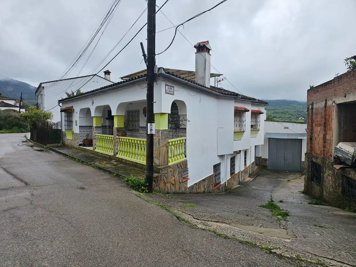 Vista exterior de Casa o xalet en venda en Cortes de la Frontera amb Terrassa