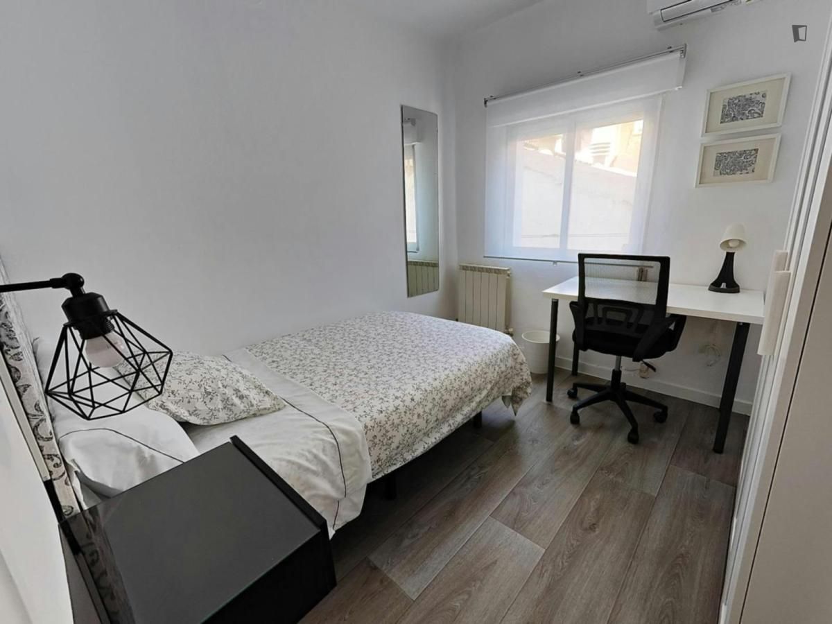Dormitori de Apartament per a compartir en  Madrid Capital amb Aire condicionat, Calefacció i Moblat