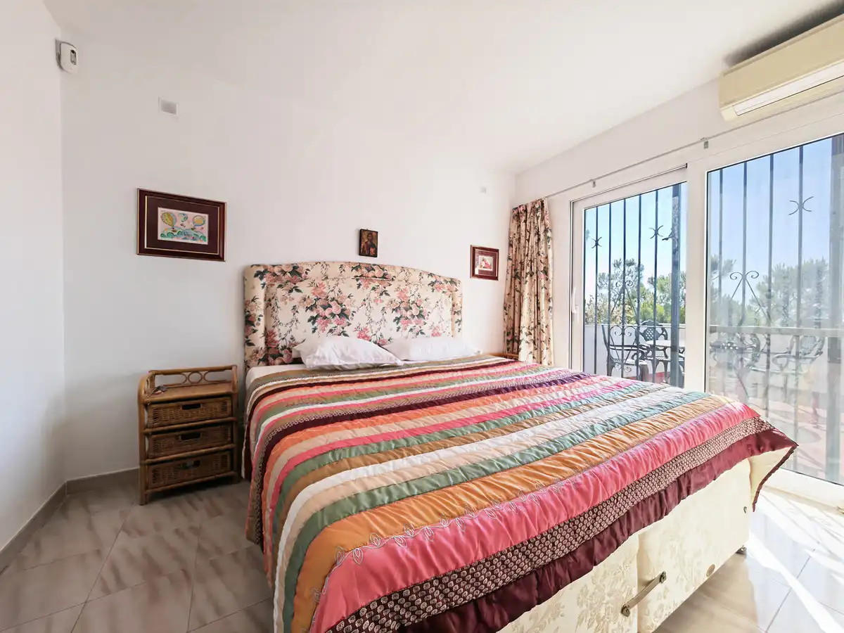 Dormitori de Casa o xalet en venda en Estepona amb Aire condicionat, Jardí privat i Terrassa