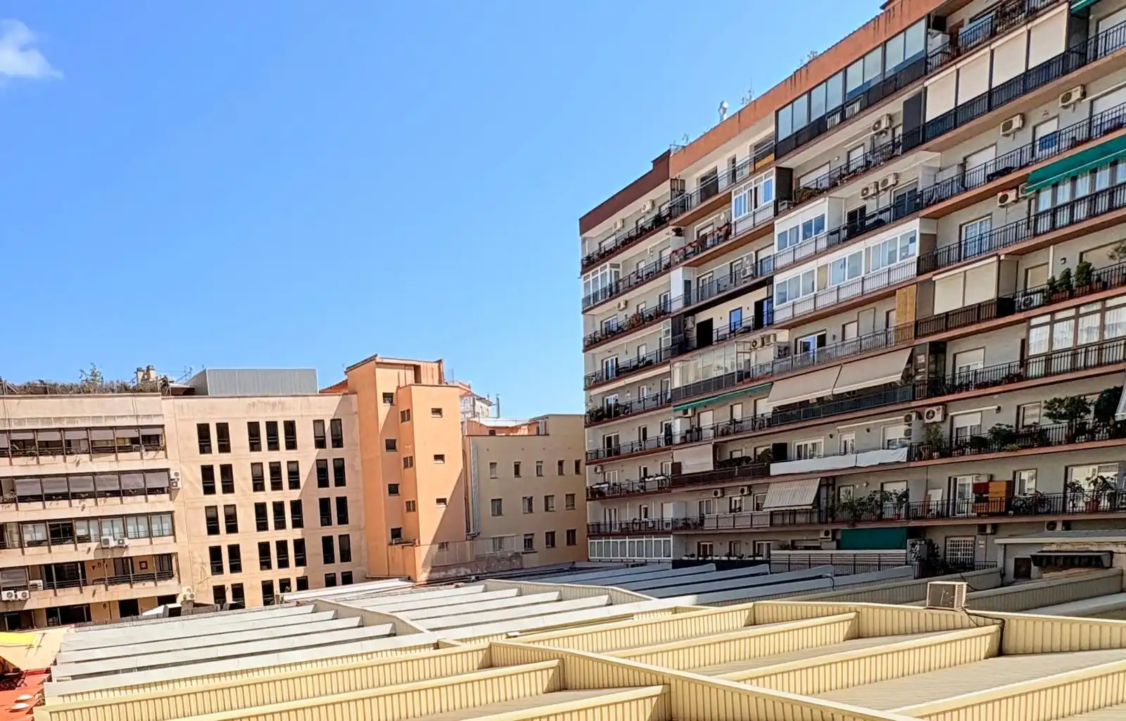 Vista exterior de Pis en venda en Barcelona amb Calefacció, Parquet i Balcó