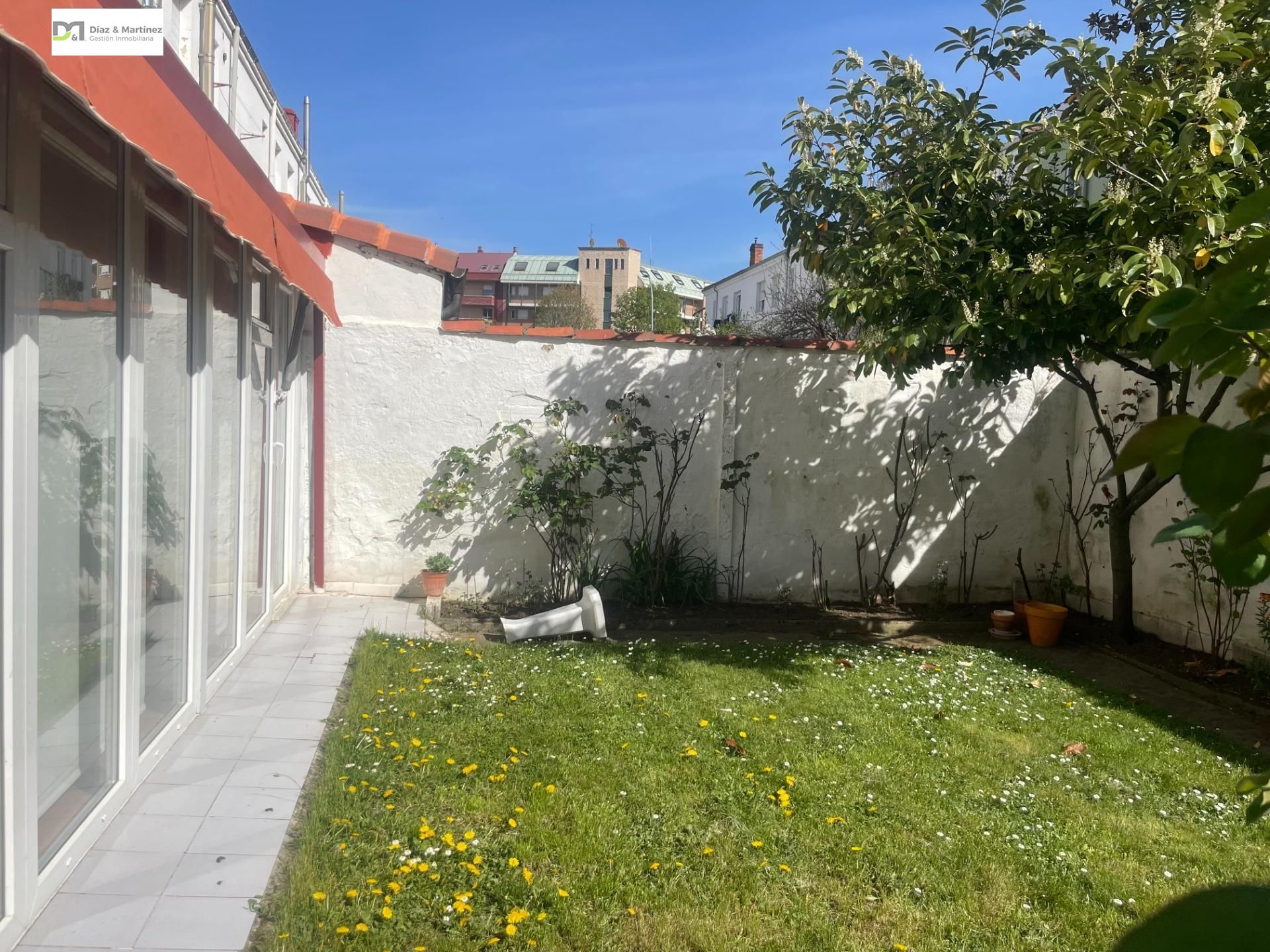 Jardí de Casa o xalet en venda en León Capital  amb Calefacció, Terrassa i Alarma