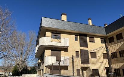 Exterior view of Flat for sale in Navalperal de Pinares  with Heating, Parquet flooring and Swimming Pool