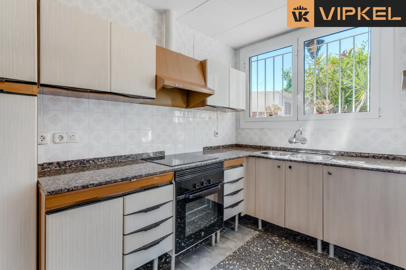 Küche von Einfamilien-Reihenhaus zum Verkauf in Barcelona mit Privatgarten und Terrasse