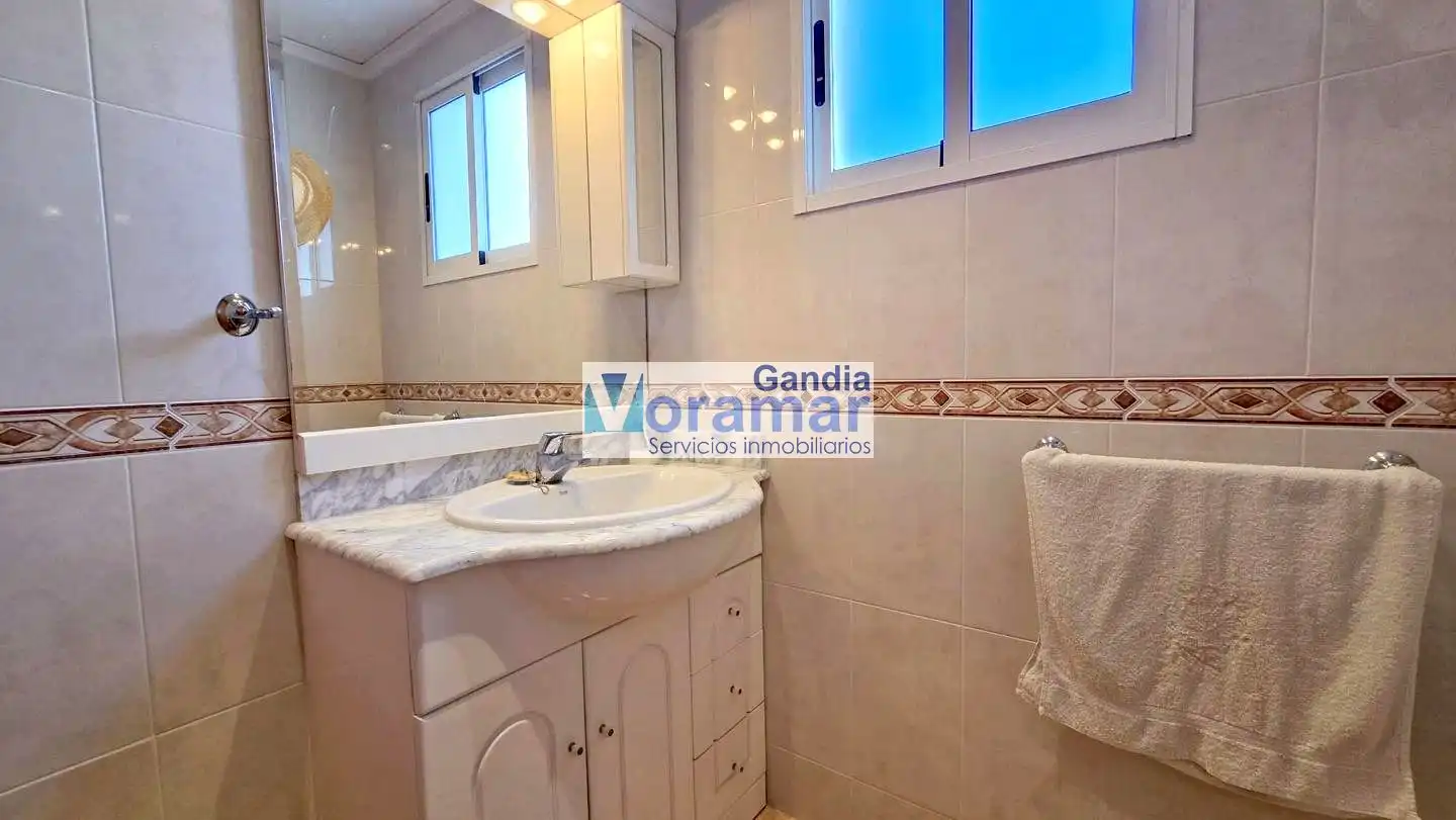 Baño de Apartamento de alquiler en Gandia con Aire acondicionado, Calefacción y Piscina comunitaria