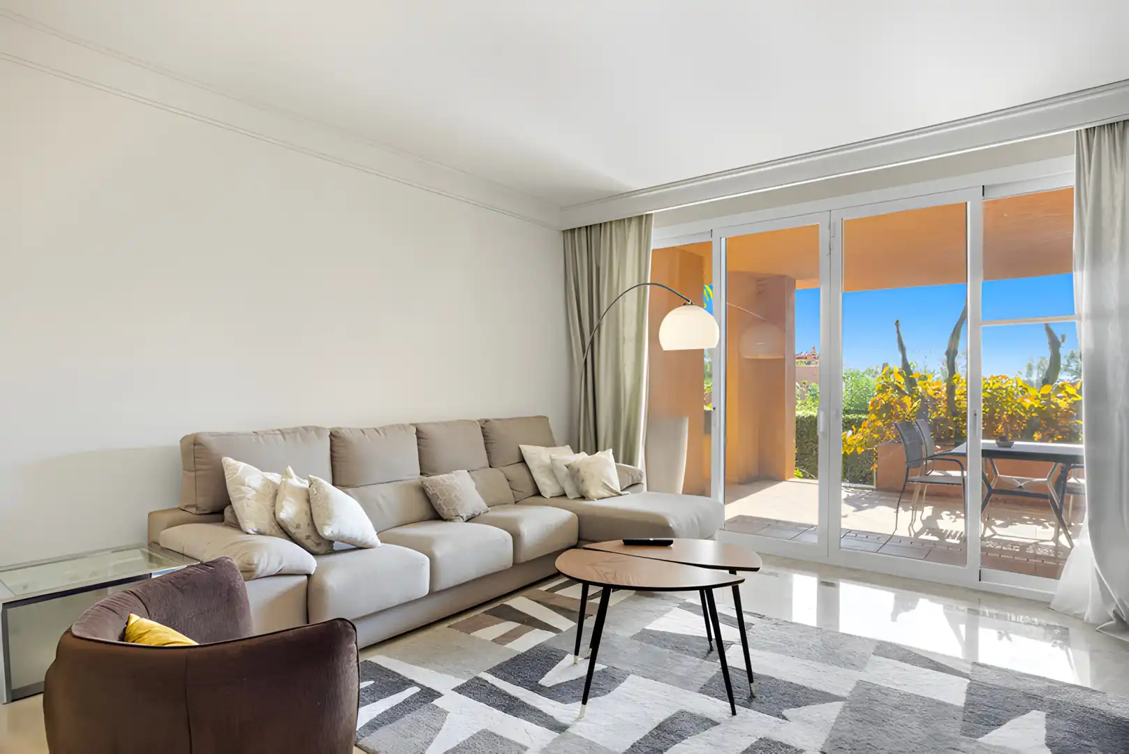 Sala d'estar de Planta baixa en venda en Marbella amb Aire condicionat, Terrassa i Piscina