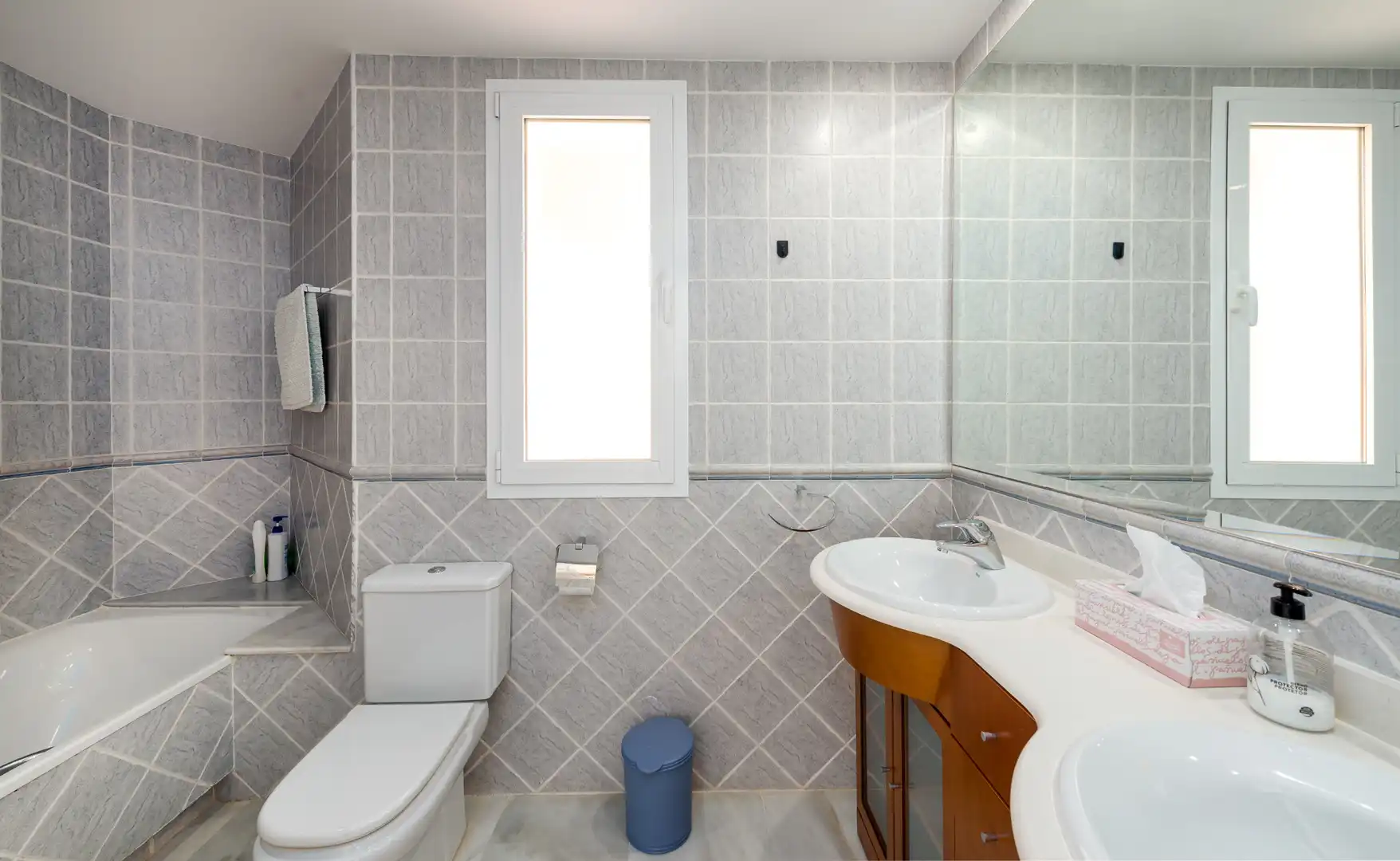 Baño de Casa adosada en venta en Benahavís con Aire acondicionado, Terraza y Piscina