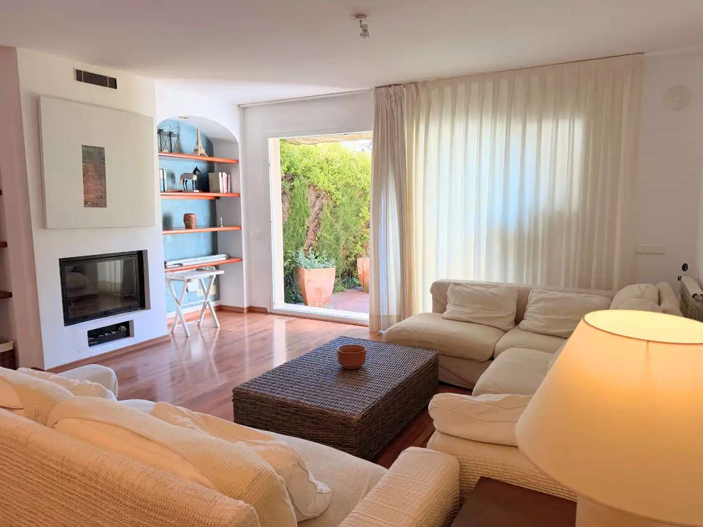 Sala d'estar de Casa adosada en venda en Sant Feliu de Guíxols amb Calefacció, Jardí privat i Piscina