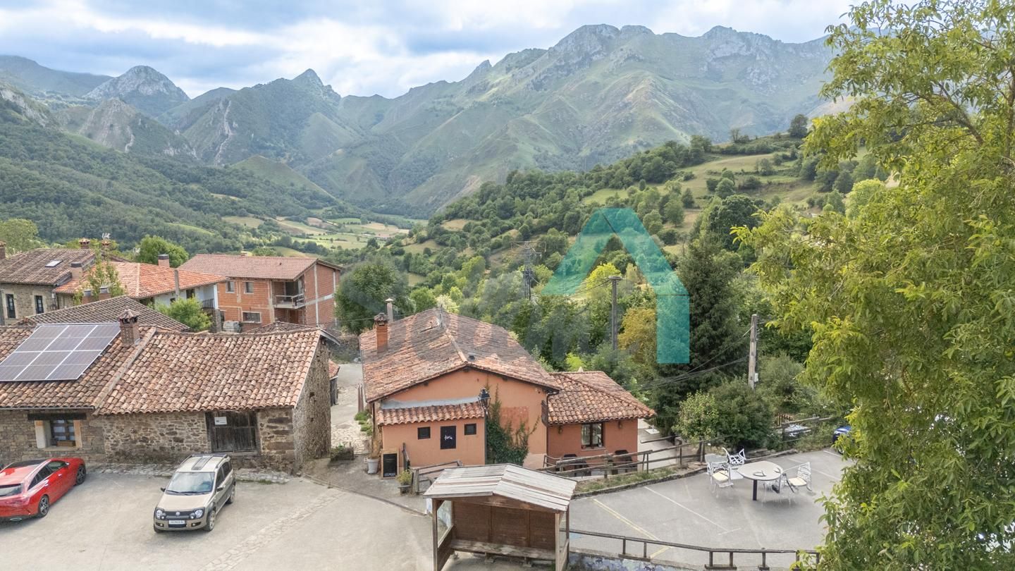 Vista exterior de Casa o xalet en venda en Sobrescobio amb Calefacció, Jardí privat i Terrassa
