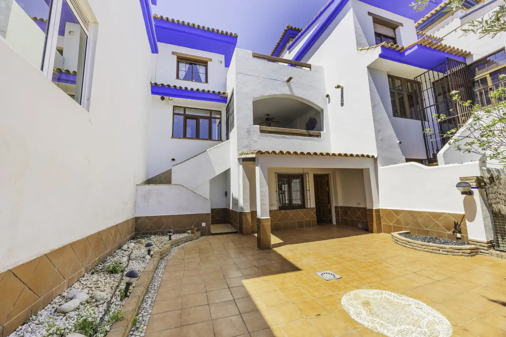 Vista exterior de Casa adosada en venda en La Alcaidesa amb Aire condicionat, Jardí privat i Terrassa