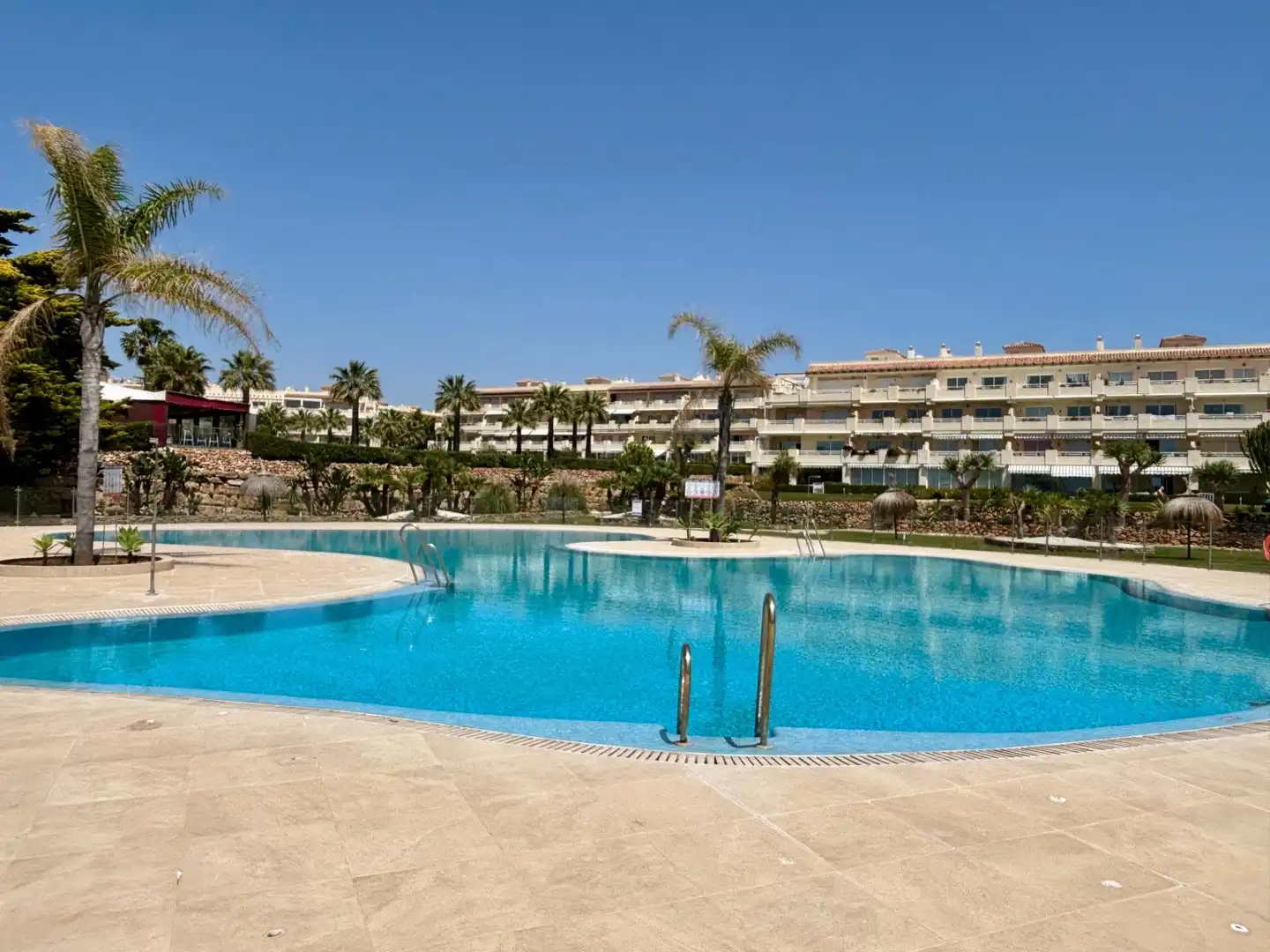 Piscina de Apartament en venda en Mijas amb Aire condicionat, Calefacció i Jardí privat