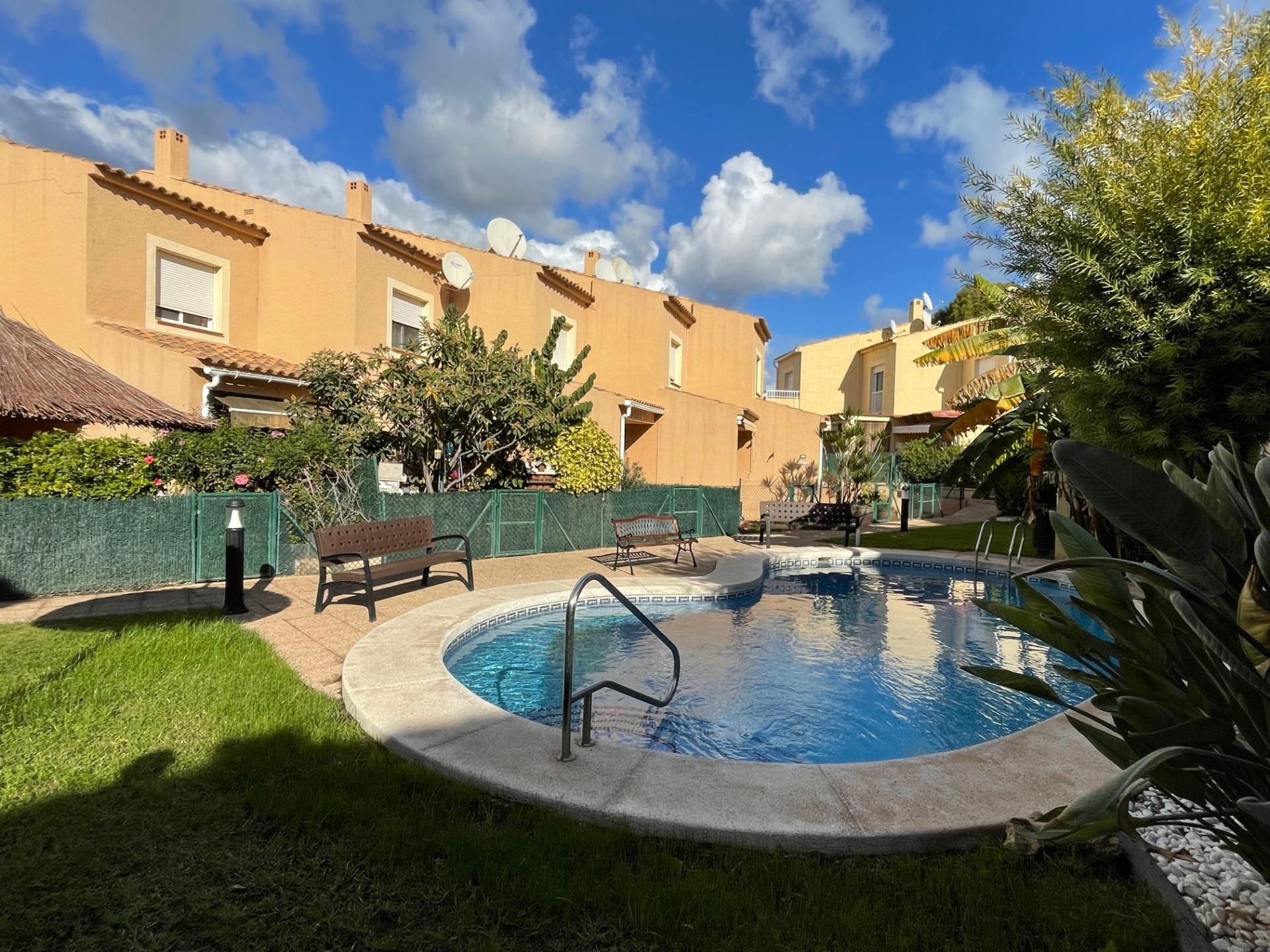 Vista exterior de Casa o xalet en venda en L'Alfàs del Pi amb Aire condicionat, Jardí privat i Terrassa