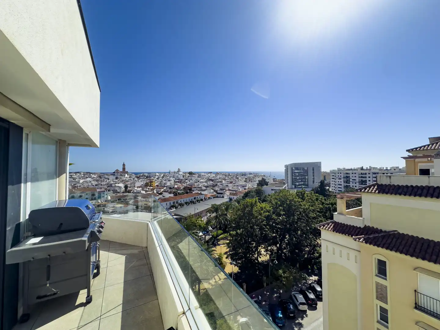 Vista exterior de Ático en venta en Estepona con Calefacción, Terraza y Trastero