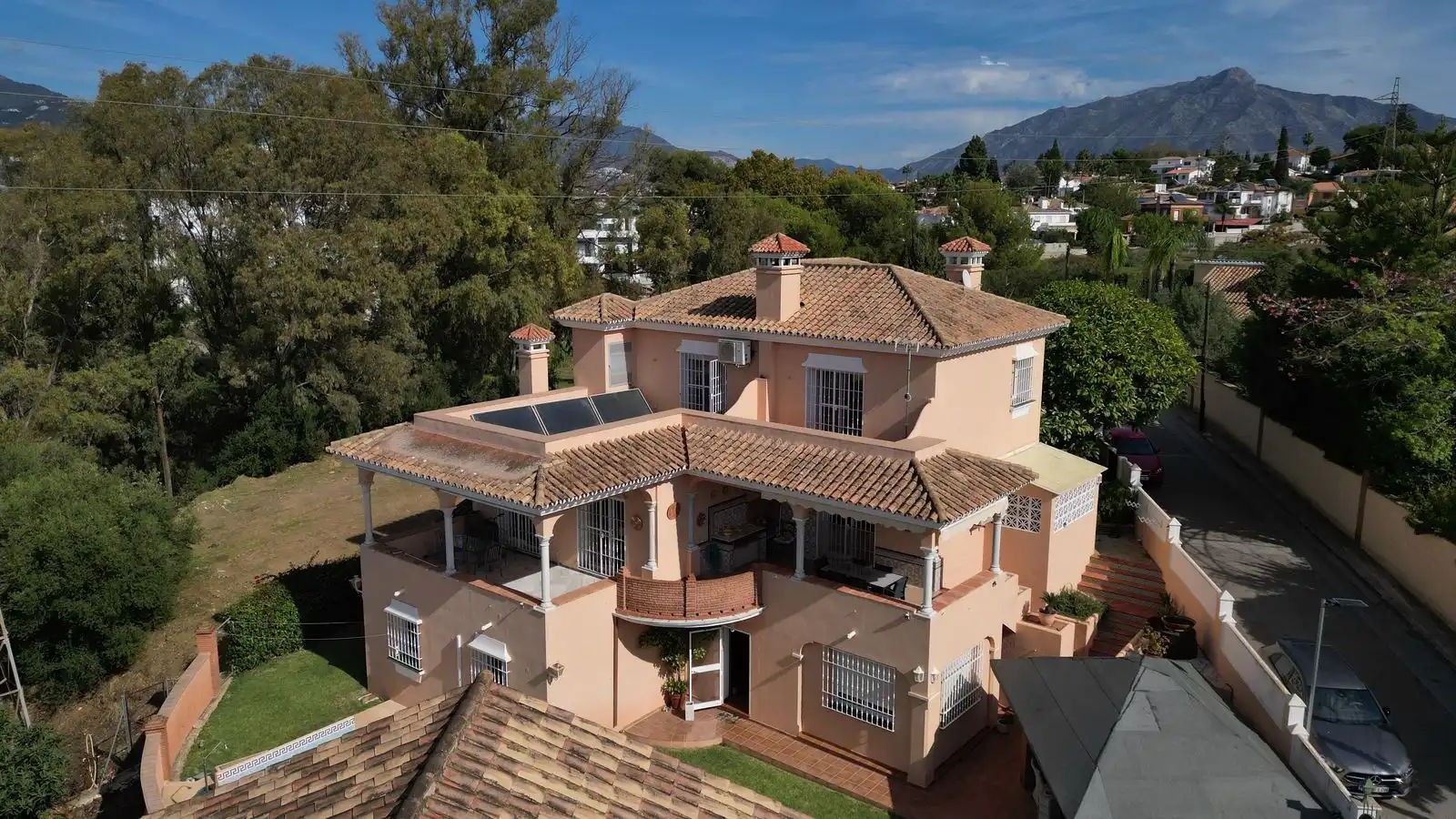 Chalet con piscina en venta en Avenida Pablo Ruiz Picasso 11, imagen 4