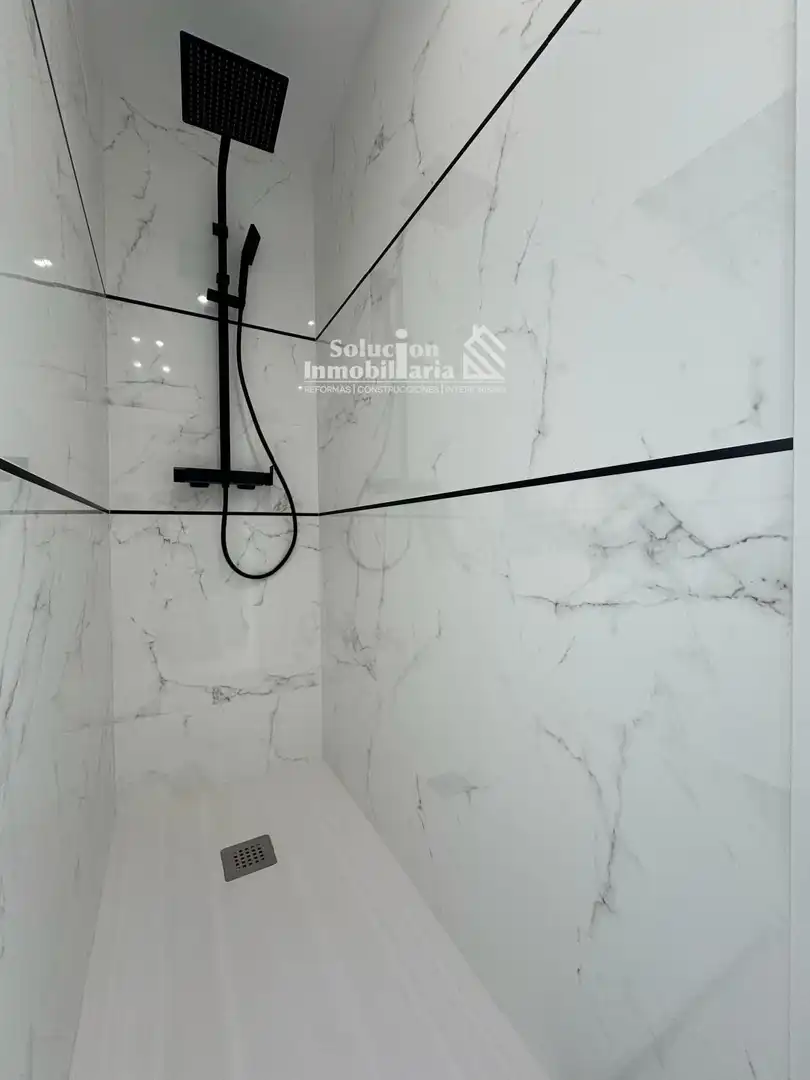 Baño de Ático en venta en Salamanca con Calefacción y Terraza
