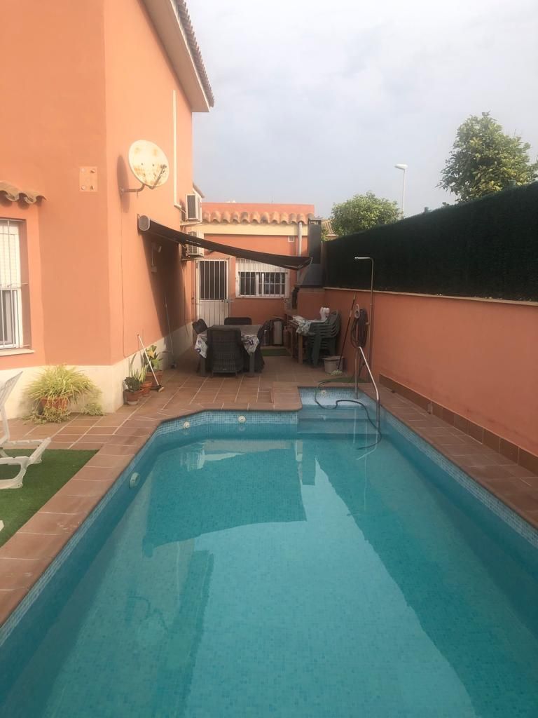 Swimming pool of Single-family semi-detached for sale in Algeciras  with Air Conditioner, Heating and Private garden