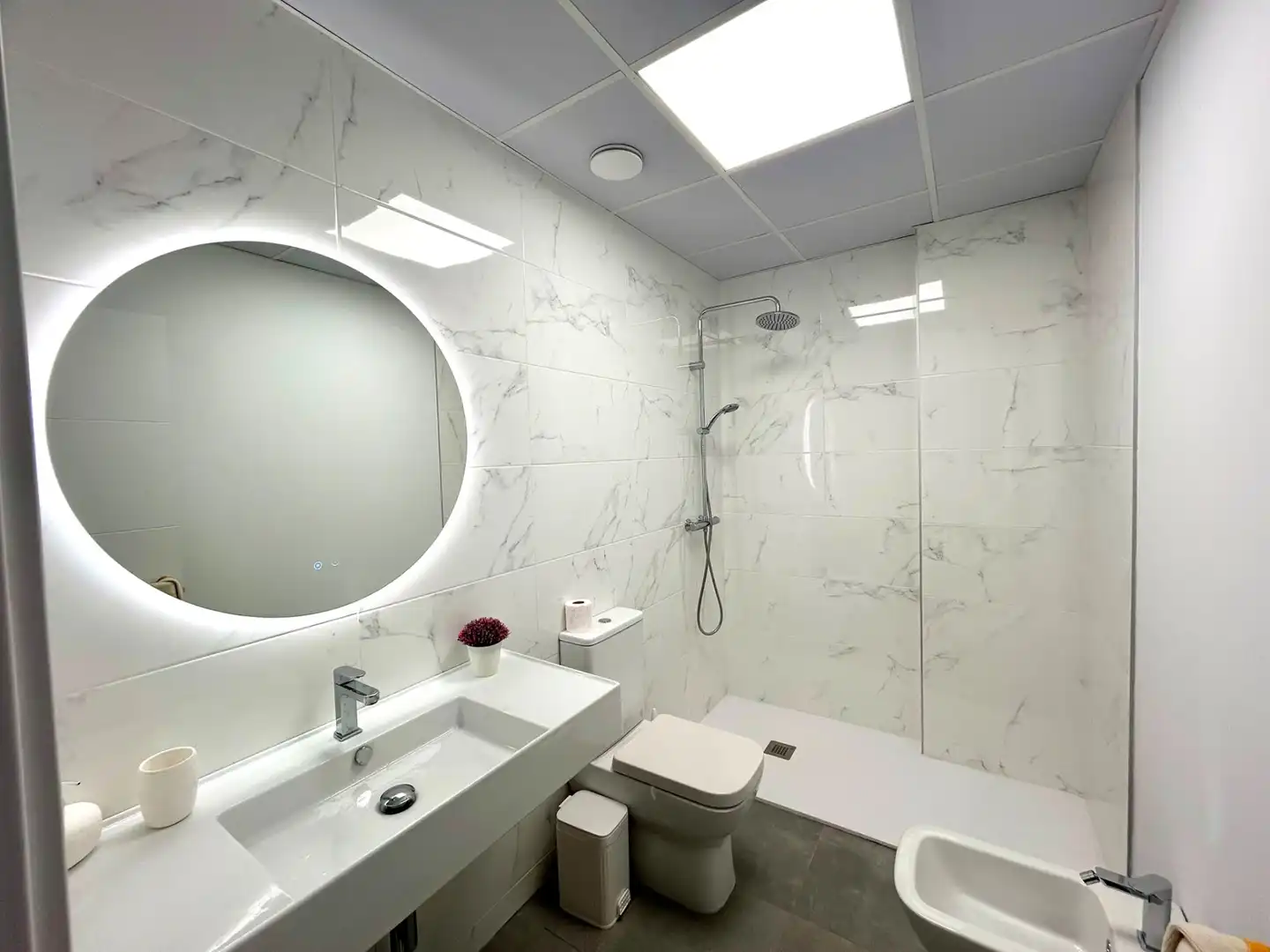 Bathroom of Flat for rent in Granada  with Air Conditioner, Heating and Terrace