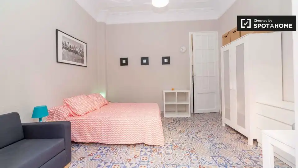 Schlafzimmer von Wohnung zur untervermieten in Valencia mit Klimaanlage, Heizung und Möbliert