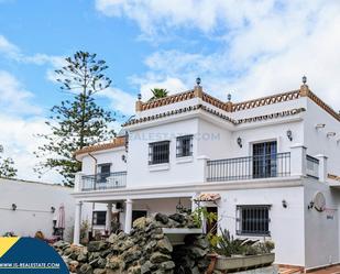 Vista exterior de Casa o xalet en venda en Marbella amb Aire condicionat, Terrassa i Piscina