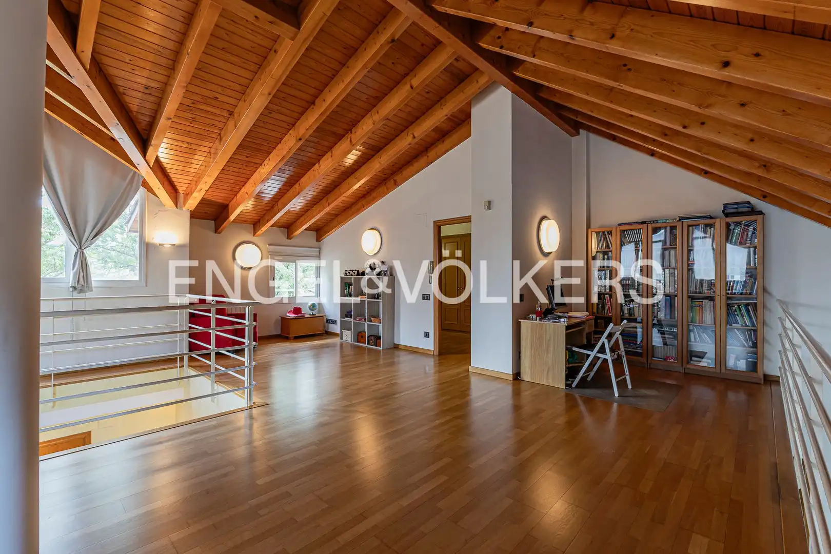 Sala d'estar de Casa o xalet en venda en Sant Cugat del Vallès amb Aire condicionat, Calefacció i Jardí privat