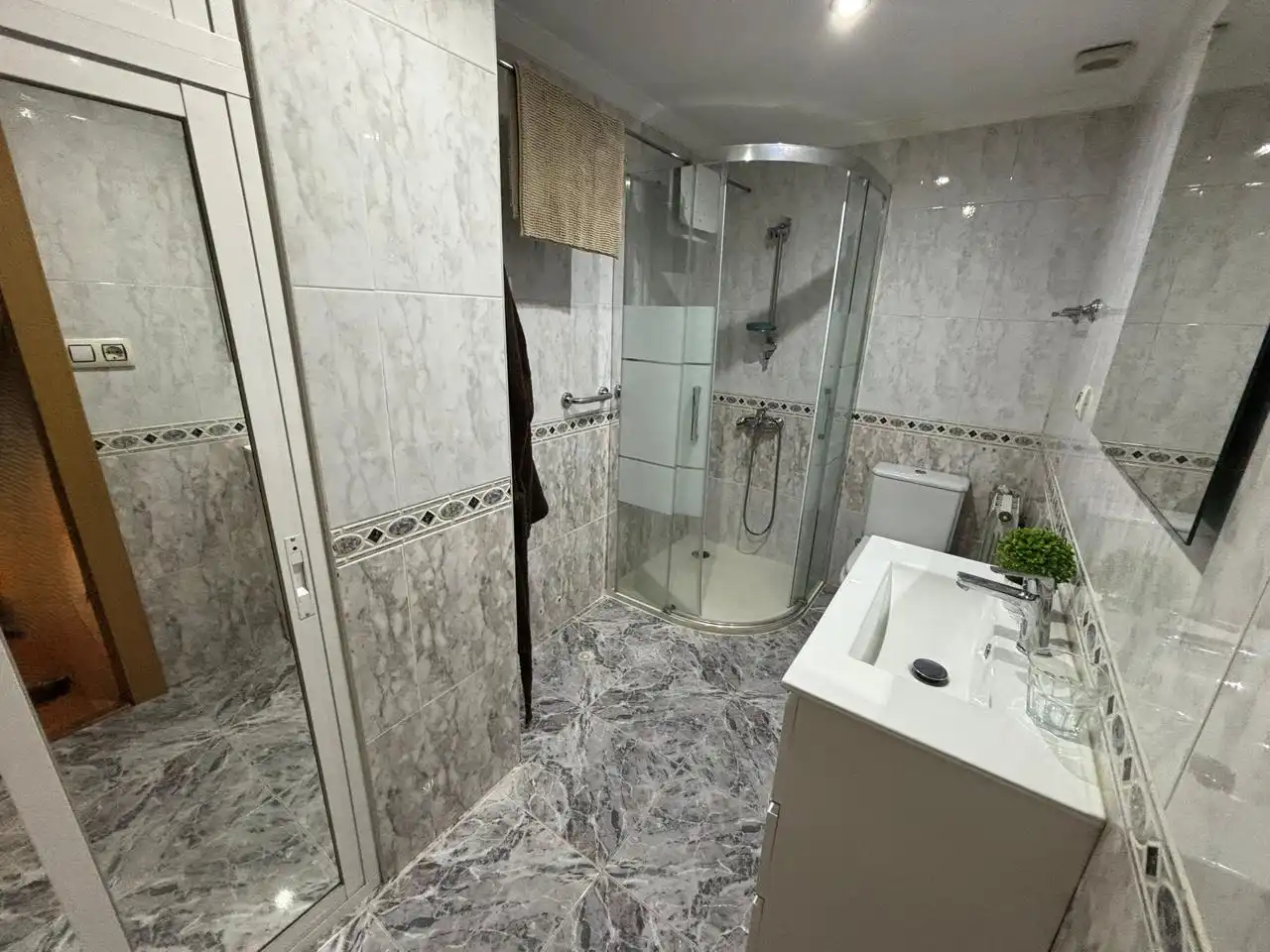 Bathroom of Flat for rent in Granada