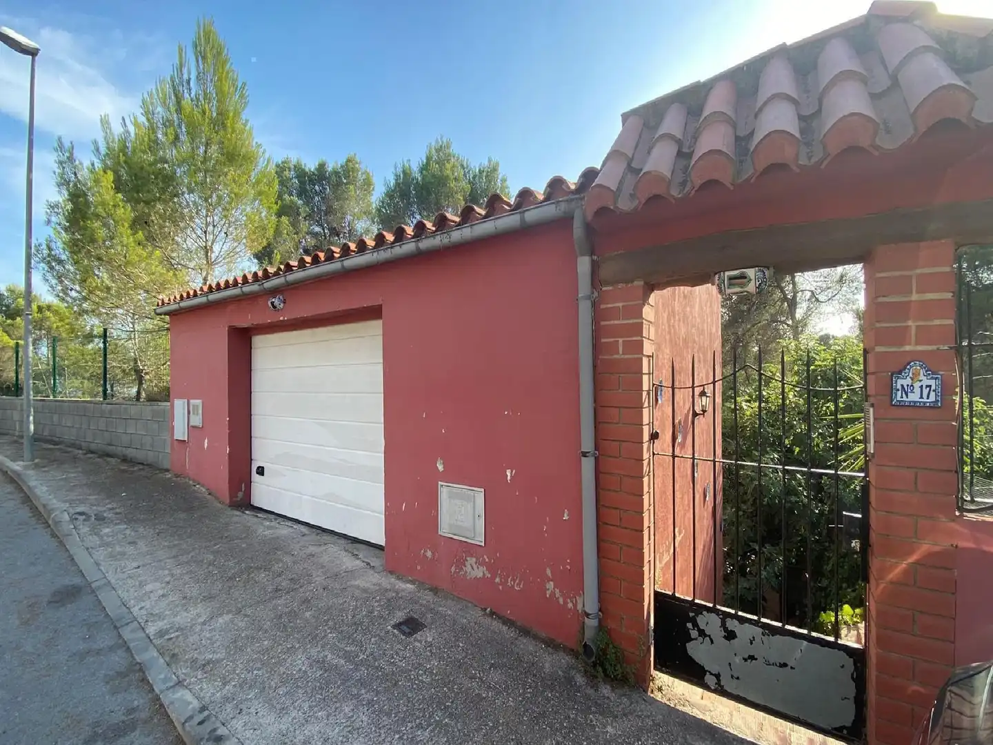 Vista exterior de Casa o xalet en venda en Rubí amb Jardí privat i Piscina comunitària