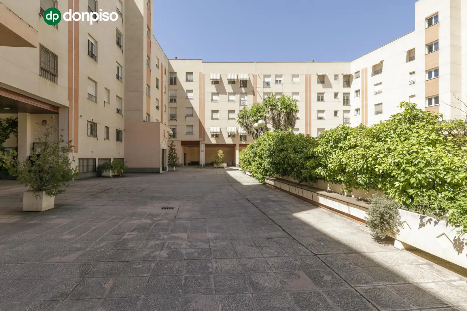 Vista exterior de Apartament en venda en Granada amb Piscina comunitària