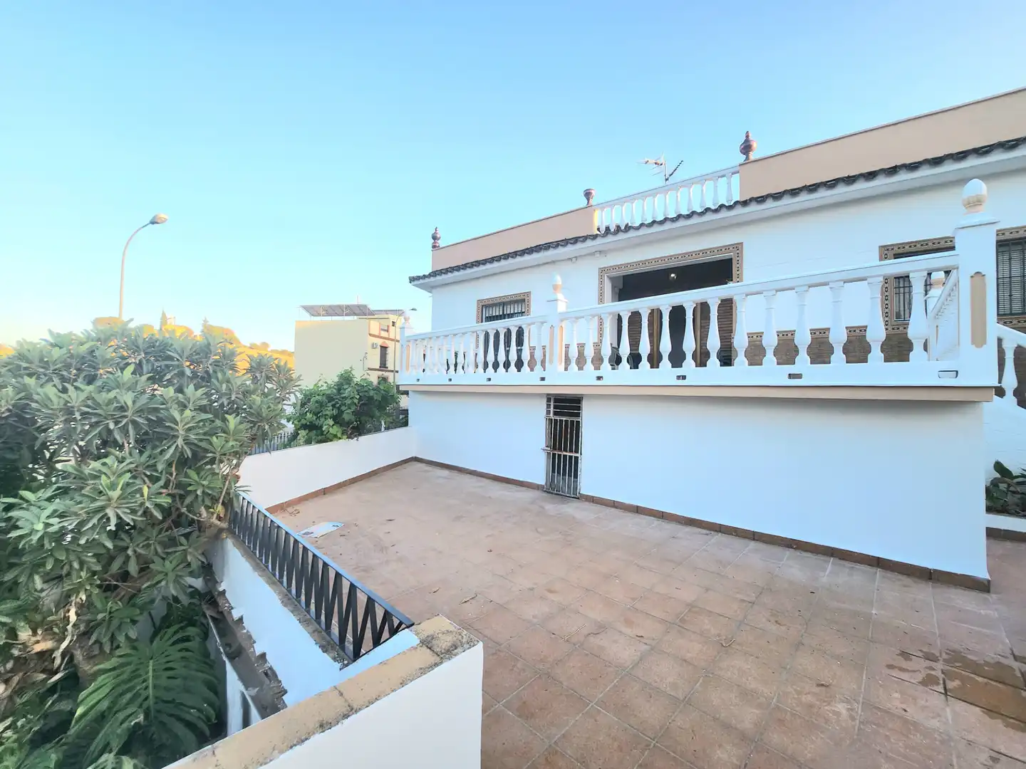Außenansicht von Haus oder Chalet zum Verkauf in Alcalá de Guadaira mit Privatgarten, Terrasse und Abstellraum