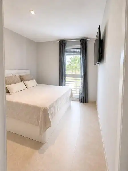 Schlafzimmer von Wohnung zum Verkauf in Manilva mit Klimaanlage, Heizung und Privatgarten