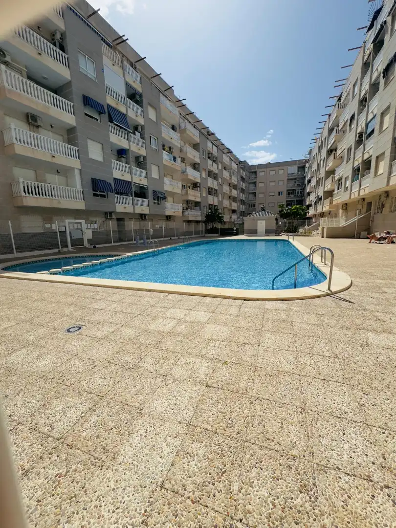 Schwimmbecken von Wohnung zum Verkauf in Torrevieja mit Klimaanlage, Heizung und Möbliert