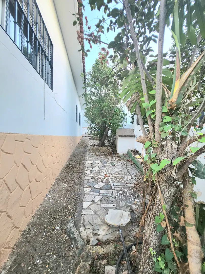 Außenansicht von Haus oder Chalet zum Verkauf in Alcalá de Guadaira mit Privatgarten, Terrasse und Abstellraum
