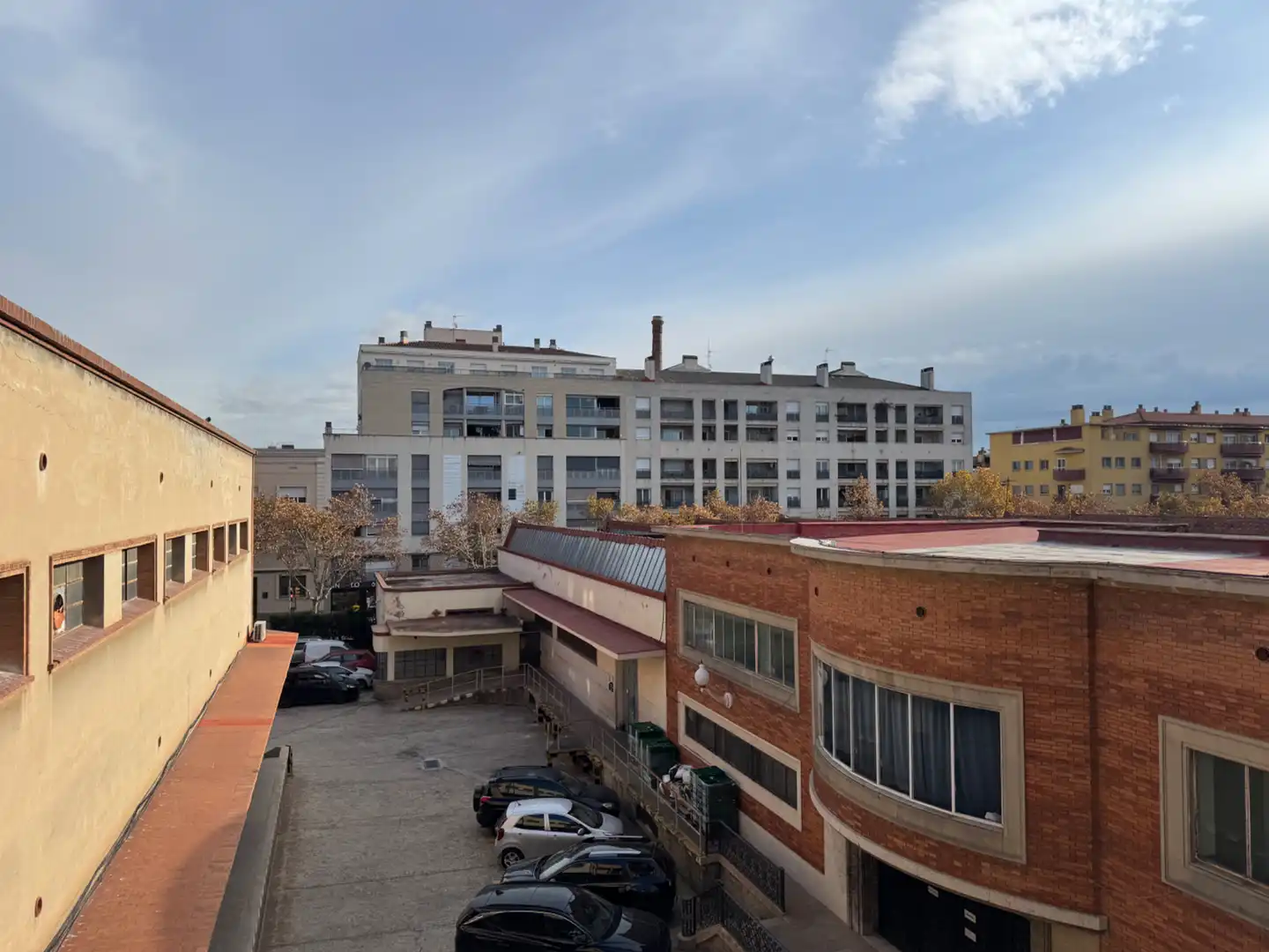 Außenansicht von Fabrikhallen zur Miete in Sabadell