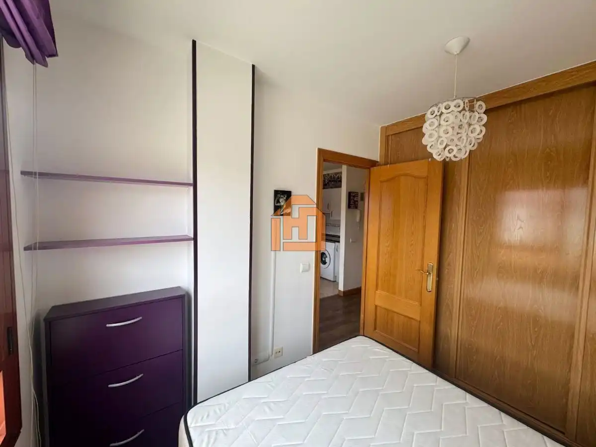 Dormitori de Apartament de lloguer en Valverde de la Virgen amb Calefacció, Parquet i Moblat