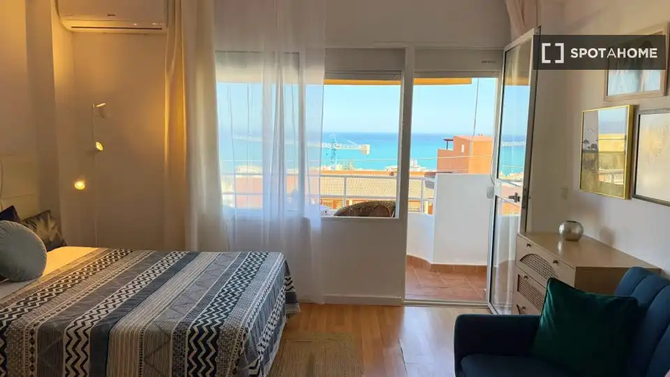 Dormitori de Apartament per a compartir en Torremolinos amb Aire condicionat, Calefacció i Terrassa