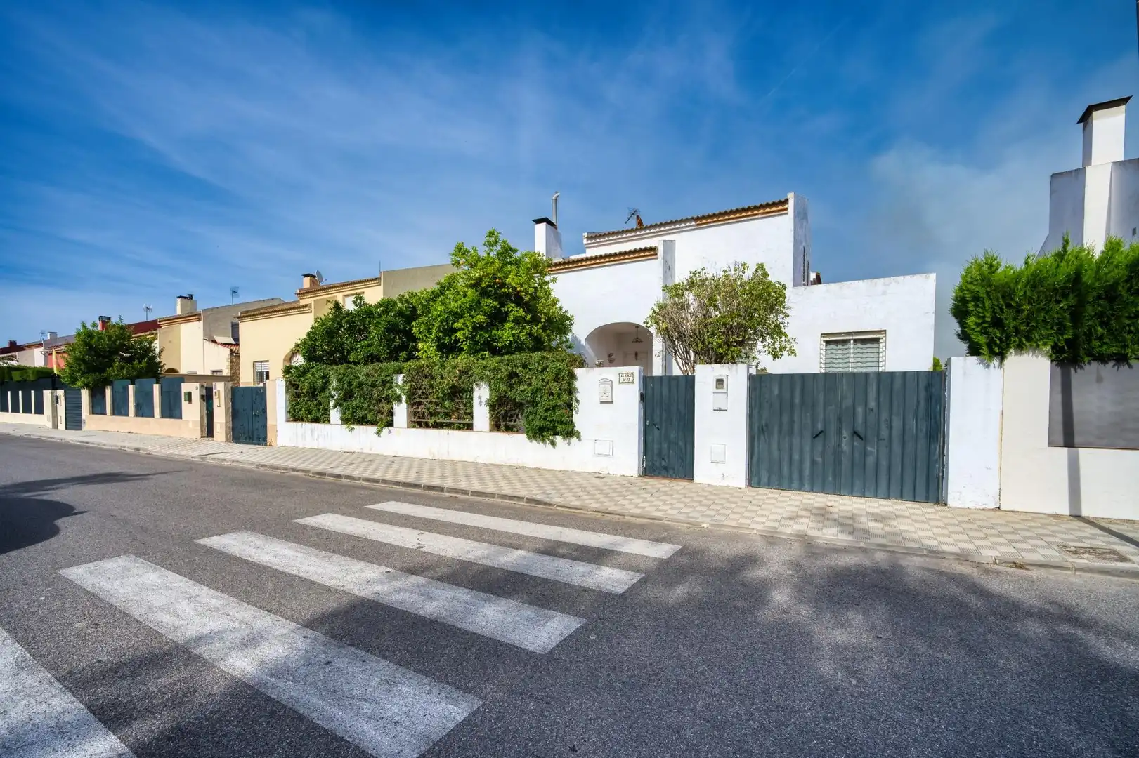 Vista exterior de Casa o xalet en venda en Espartinas amb Jardí privat, Terrassa i Traster