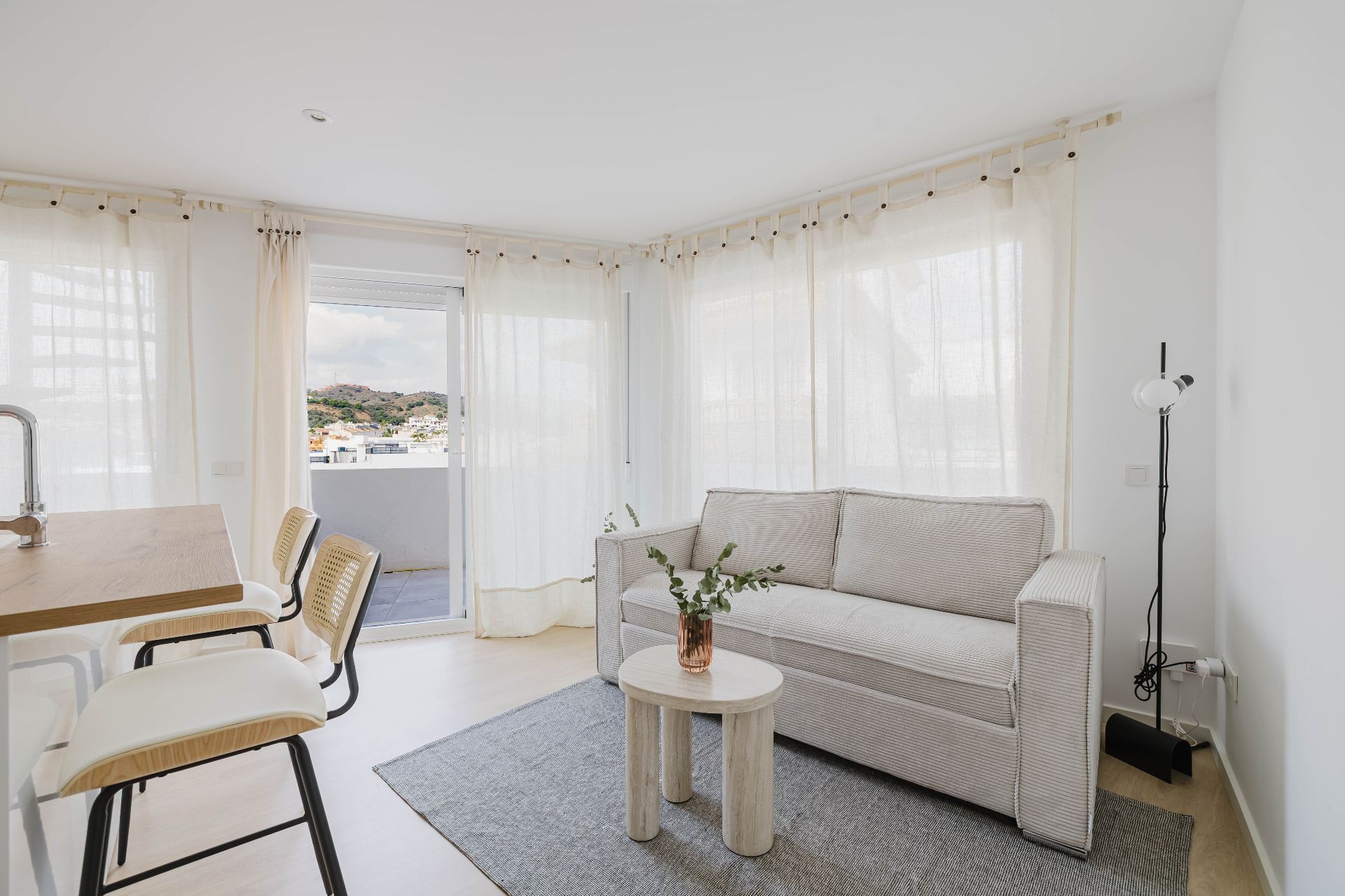 Sala de estar de Ático en venta en Rincón de la Victoria con Terraza, Trastero y Amueblado