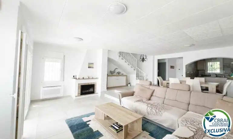 Sala d'estar de Casa adosada en venda en Empuriabrava amb Jardí privat i Moblat