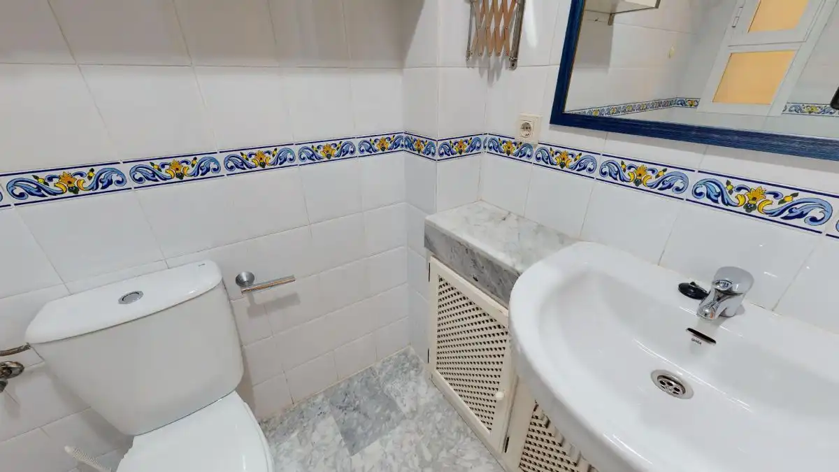 Bathroom of Flat for sale in Tomares  with Air Conditioner, Terrace and Community pool