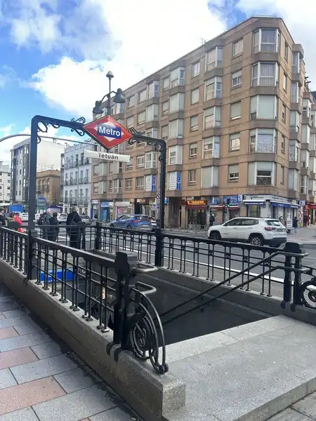 Vista exterior de Piso en venta en Madrid con Calefacción y Amueblado