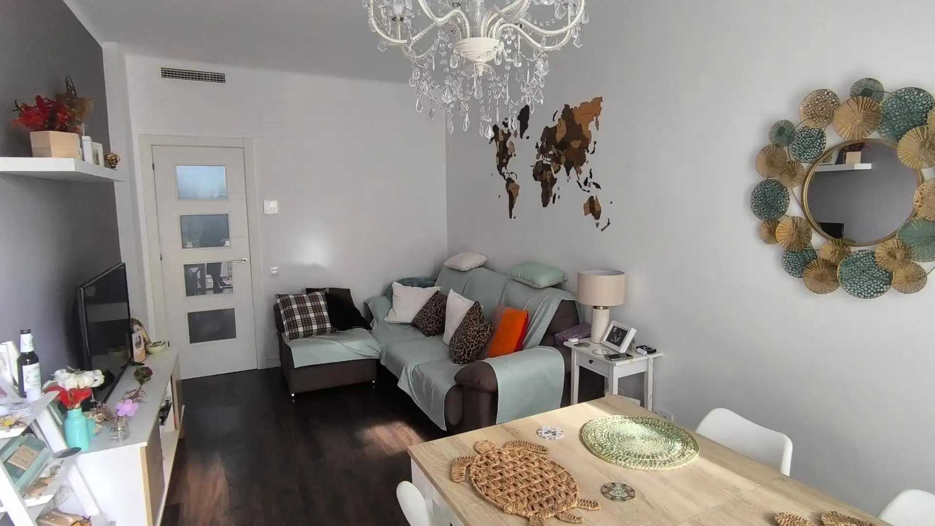 Living room of Flat for sale in L'Hospitalet de Llobregat  with Air Conditioner, Parquet flooring and Oven