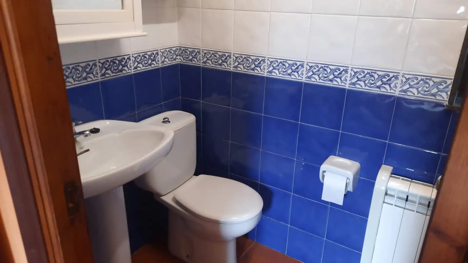 Bany de Casa o xalet en venda en Las Regueras   amb Calefacció, Terrassa i Forn