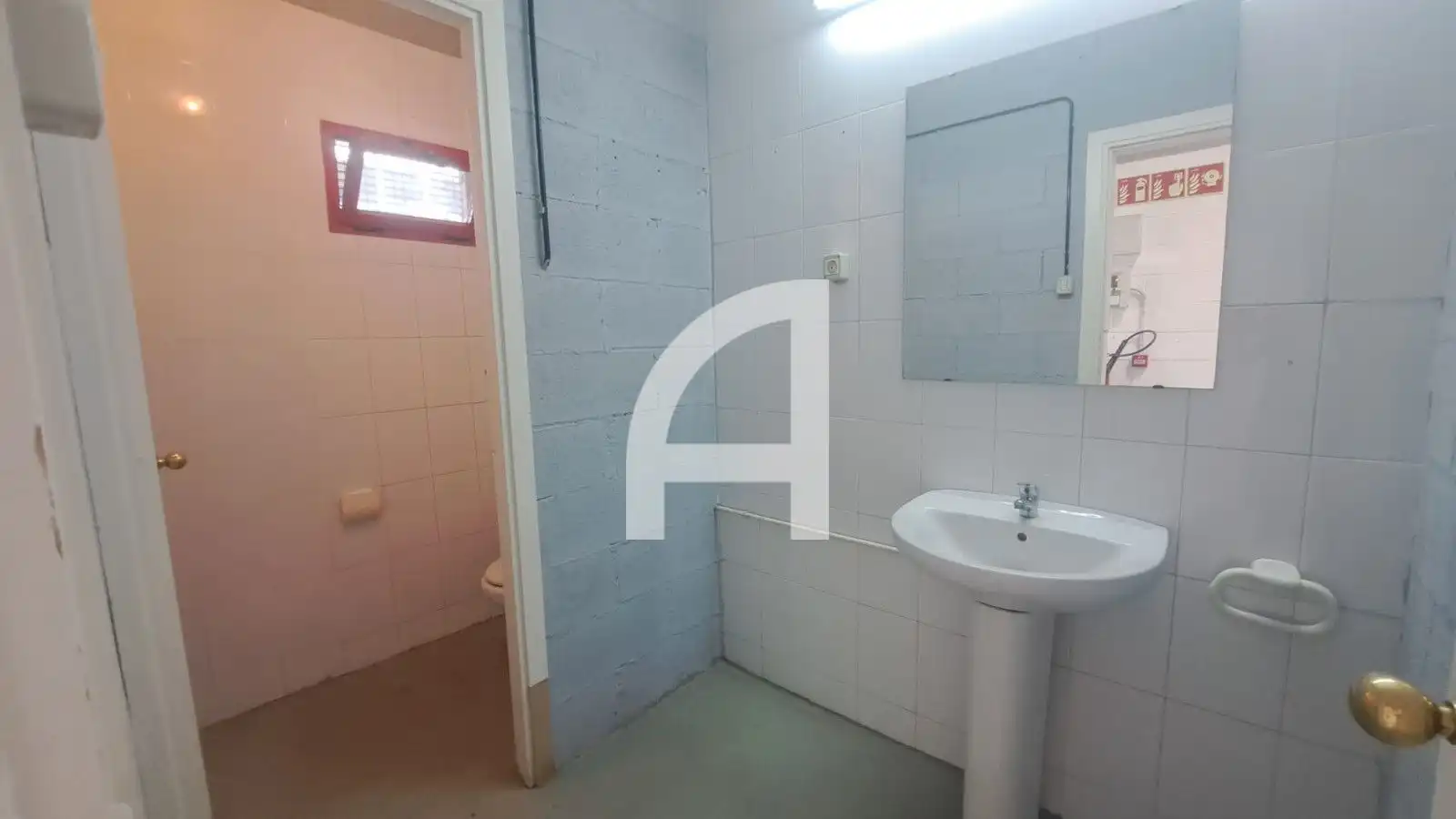 Badezimmer von Fabrikhallen zur Miete in Molins de Rei