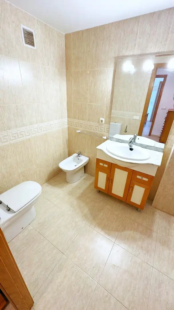 Baño de Apartamento en venta en Gandia con Amueblado, Balcón y Piscina comunitaria
