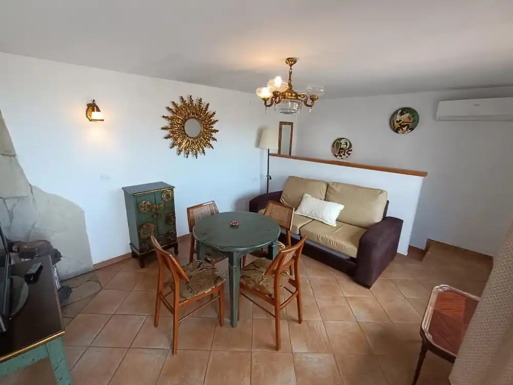 Sala d'estar de Casa o xalet en venda en Chilluévar amb Aire condicionat, Terrassa i Moblat