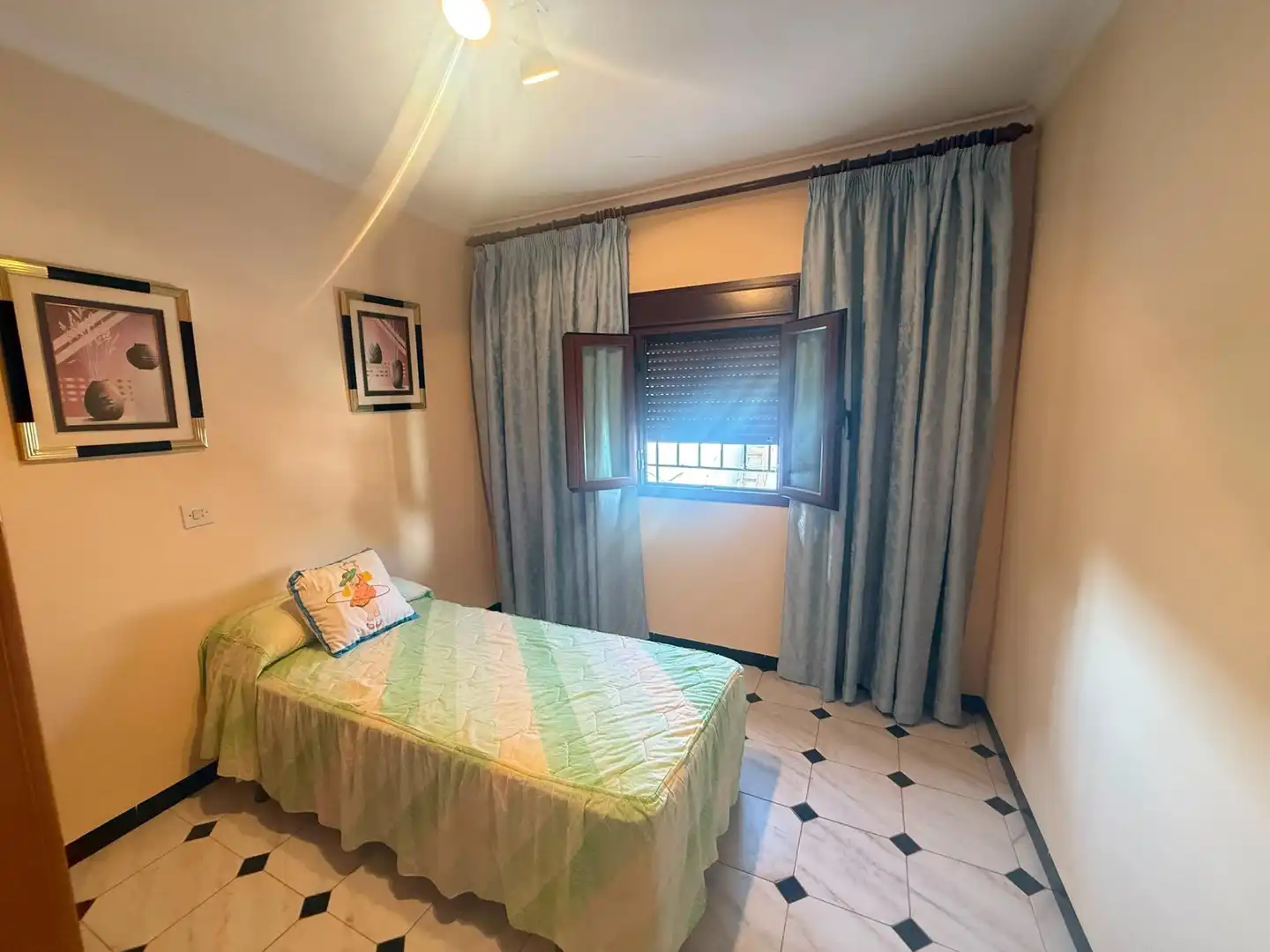 Habitación de Casa o chalet en venta en Alameda con Terraza, Trastero y Amueblado