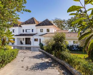 Vista exterior de Casa o xalet de lloguer en Estepona amb Aire condicionat, Jardí privat i Terrassa